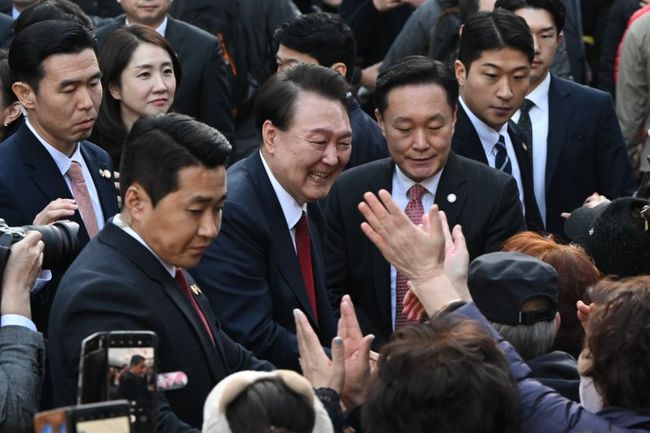 지난 13일 부산의 대표 전통시장인 동래시장을 찾은 윤석열 대통령