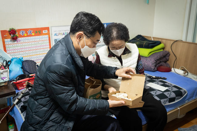 돌봄SOS대상자 가정을 방문해 도시락을 전달하는 이기재 양천구청장