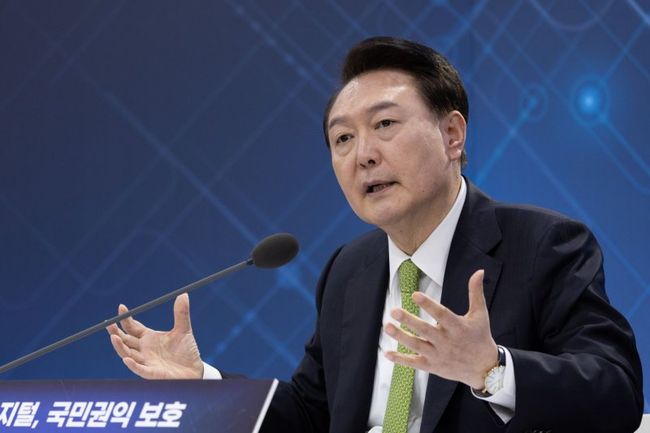 윤석열 대통령의 국정 지지율이 지난주 대비 2%p 떨어진 29%로 나타났다는 여론조사 결과가 2일 나왔다. 윤 대통령이 지난 1월 30일 판교 제2테크노벨리 기업지원허브 창업존에서 `상생의 디지털, 국민권익 보호`를 주제로 욜린 일곱 번째 `국민과 함께하는 민생토론회`에서 발언하고 있다.