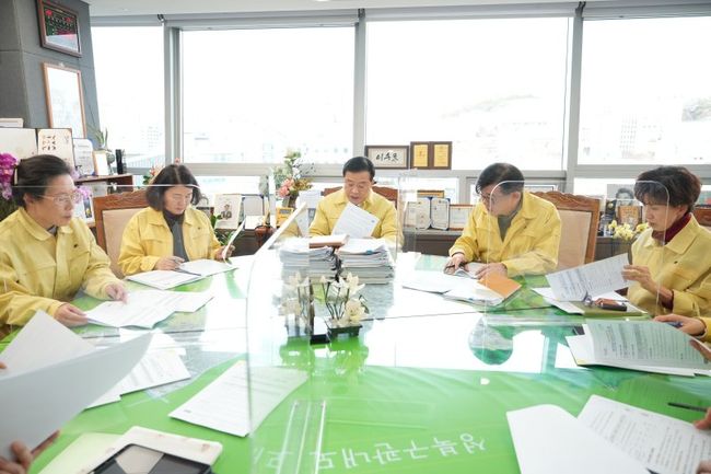 성북구는 23일부터 기존 성북구 비상보건의료대책본부를 구창장을 본부장으로 하는 성북구 재난안전대책본부로 격상했다.