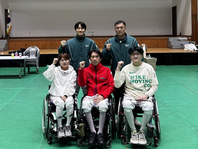 사진왼쪽 아래부터 반시계 방향으로 김예지선수 박천희선수 윤종오선수 박상민감독 심재훈선수