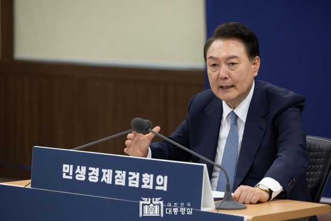 윤석열 대통령이 지난 18일 서초구 농협유통 인재개발원에서 민생경제점검회의를 주재하고 있다.