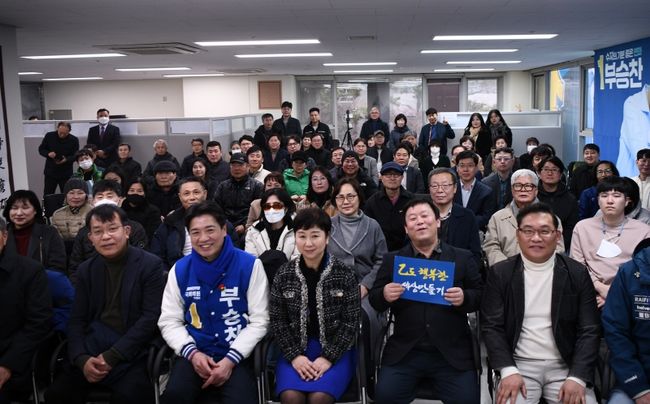 제22대 총선 후보자 등록 첫날인 21일, 부승찬 용인시병 더불어민주당 국회의원 후보가 용인시병 지역구 출마를 위해 수지구선거관리위원회에서 후보자로 등록했다.