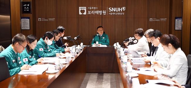 이한경 행정안전부 재난안전관리본부장이 28일 서울 동작구 보라매병원을 방문해 이재협 보라매병원장으로부터 의료원의 비상진료체계를 청취하고 의료공백 관련한 의정부병원 역할을 당부하고 있다.