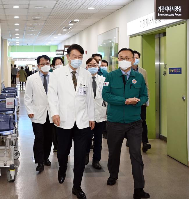 이한경 행정안전부 재난안전관리본부장이 28일 서울 동작구 보라매병원을 방문해 이재협 보라매병원장(왼쪽)으로부터 의료공백 최소화를 위한 현장시설을 둘러보고 있다.