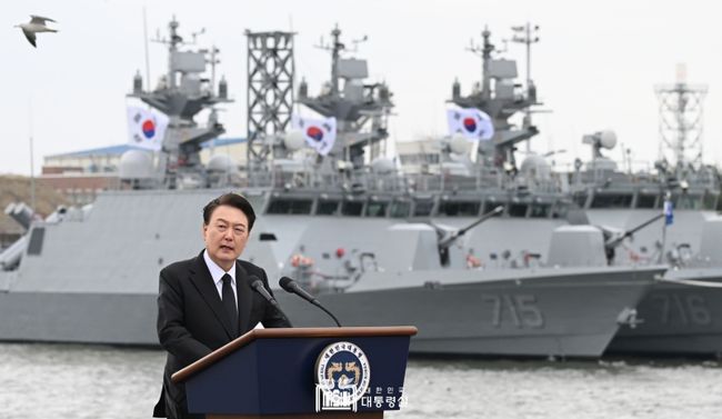 윤석열 대통령은 22일 오후 경기도 평택에 위치한 해군 제2함대사령부에서 열린 제9회 `서해수호의 날` 기념식에 참석해 서해수호 55영웅을 추모하고, 북한의 위협에 맞서 철통같은 대비태세 유지를 당부했다.