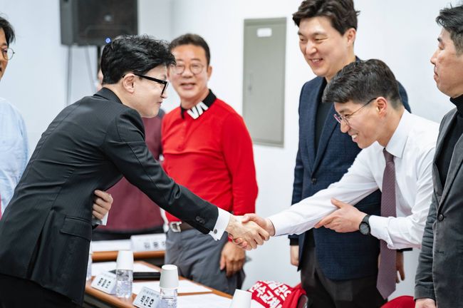 11일 고양시에서 진행된 시민 간담회에 참석해 악수 나누는 이형섭 후보와 한동훈 비대위원장