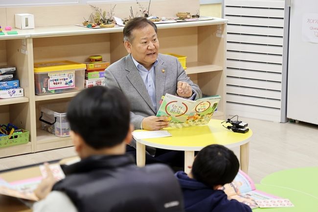 이상민 행정안전부 장관이 22일 오후 세종시 조치원읍 명동초등학교에서 늘봄학교 일일 교사로 참여해 어린이들과 안전 일기장 활용 교육을 통한 안전퀴즈를 풀어보는 등 늘봄학교 재능기부 활동을 하고 있다.