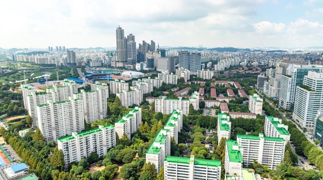 양천구(구청장 이기재)는 미니신도시 규모의 목동택지개발지구 재건축사업이 본격화됨에 따라 달라질 미래 여건 변화에 선제적으로 대비하기 위한 `목동아파트 주변 하수도 정비계획 수립 용역`을 추진한다고 밝혔다.