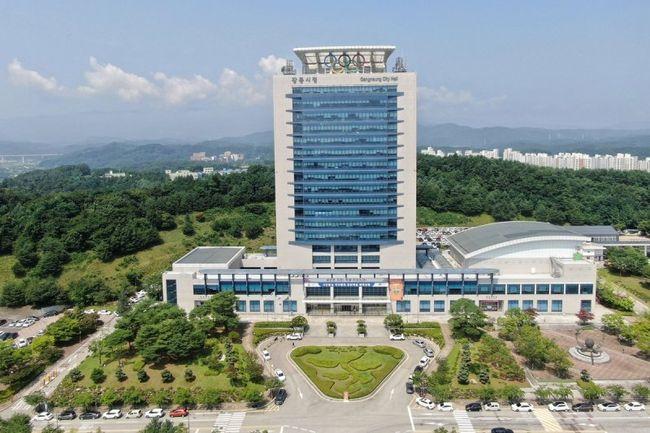 강릉시는 대기오염 및 온실가스 배출을 최소화해 깨끗한 대기환경 조성으로 탄소중립을 실현하고자 전기자동차 구매보조금을 3월부터 지원한다.