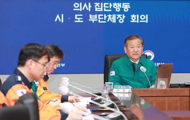 이상민 행정안전부 장관이 8일 오후 서울시 종로구 정부서울청사 중앙재난안전상황실 서울상황센터에서 열린 ` 의사 집단행동 시 · 도 부단체장 회의`에 참석해 모두발언을 하고 있다.