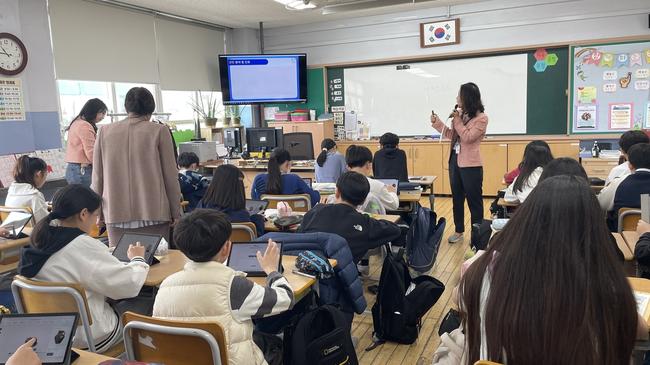 대구시교육청(교육감 강은희)은 학생들이 디지털 매체를 바르게 활용하고, 정보화 기기 사용 조절 능력을 키울 수 있도록 지원하기 위해 `학교로 찾아가는 `바른 디지털 매체 활용` 교육`을 4월부터 본격적으로 운영한다고 12일(금) 밝혔다.