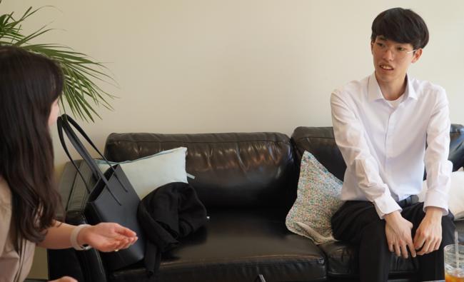 장애인단기자립생활주택 입주를 앞둔 (사진 오른쪽)최다빈 씨가 인천시장애인주거전환센터 담당자와 이야기를 나누고 있다.