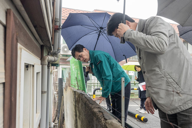 관내 자투리 주차장 현장을 찾아 안전점검중인 이기재 양천구청장