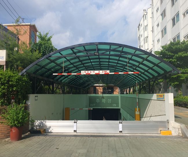 지하주차장 입구에 설치된 물막이판