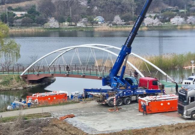 아산시(시장 박경귀)는 수질개선을 위한 `녹조복합제거장치(수상용 2대, 육상용 1대)`를 지난 4일 신정호에 설치하고 8일부터 운영한다.