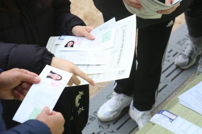 전국교직원노동조합이 교사들의 업무를 지나치게 가중시켜 왔던 대학수학능력시험 응시원서 접수와 납부 방식의 온라인화 등 업무 간소화에 나선다.