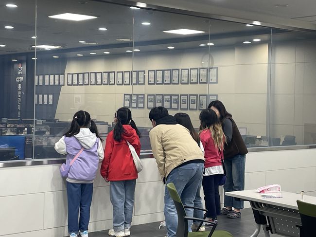 강릉시, CCTV통합관제센터 견학프로그램 단축 운영-견학진행-모산초교