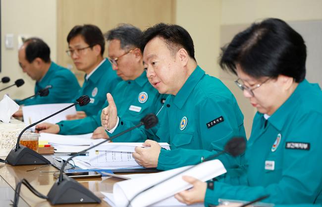 보건복지부는 2일 오전 9시 `의사 집단행동 중앙사고수습본부` 회의를 조규홍 본부장 주재로 개최하여 ▴비상진료체계 운영현황 ▴의사 집단행동 현황 등을 점검하고 ▴「전공의 보호 · 신고센터」 온라인 신고 허용방안 등을 논의했다.