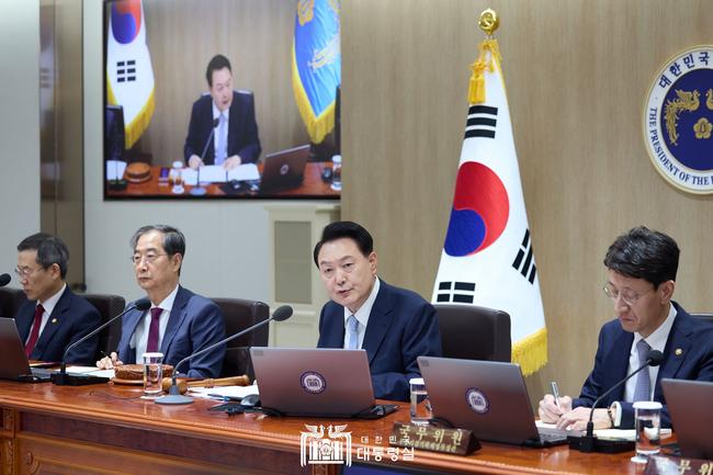 윤석열 대통령이 16일 용산 대통령실에서 열린 2024년도 제17회 국무회의에서 발언하고 있다.