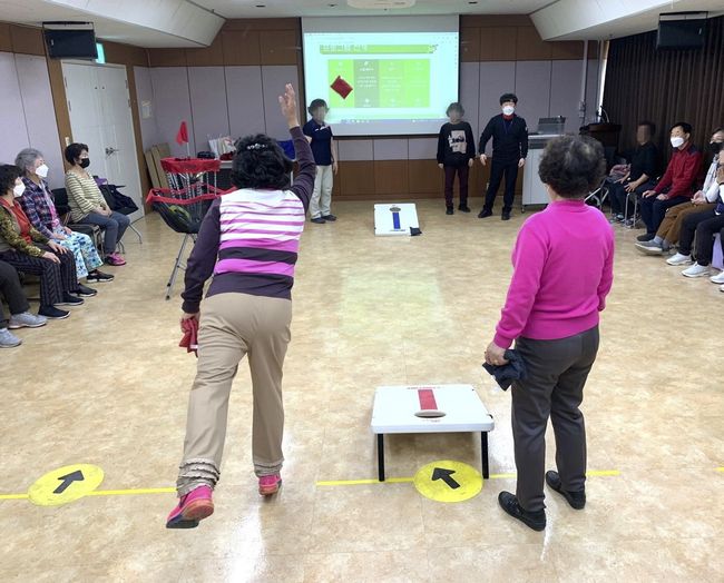 어르신들이 플라잉디스크를 하고 있다.