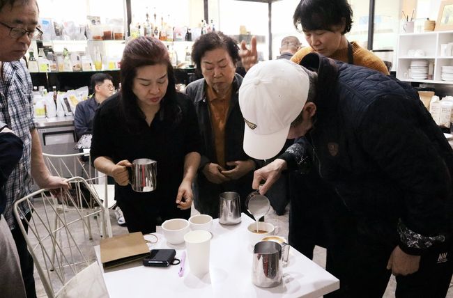 바리스타2급 실습과정 교육생이 카푸치노와 카페라테 만들기를 실습하고 있다.