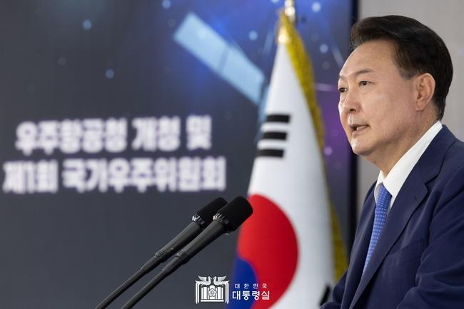 윤석열 대통령이 5월 30일 경남 사천 우주항공청(KASA) 임시청사에서 열린 우주항공청 개청식에 참석해 개청을 축하하고 있다