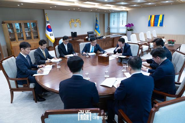 윤석열 대통령은 9일 대통령실에서 `제1차 경제이슈점검회의`를 개최하고 부동산 PF, 기업 밸류업, 공매도 등 경제 · 금융 현안을 점검하고 대응 방향을 논의했다.