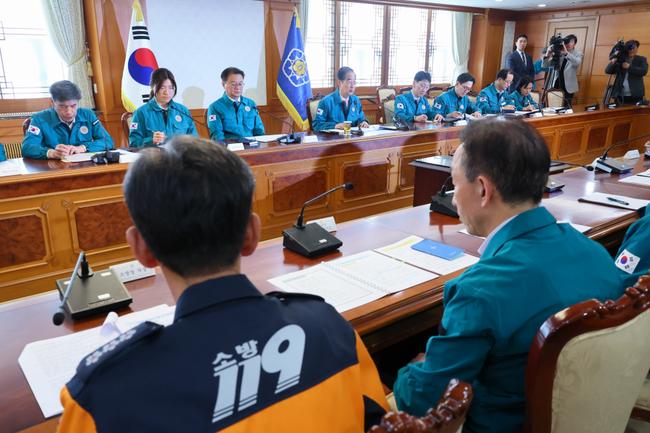 한덕수 국무총리가 1일 세종대로 정부서울청사에서 열린 중앙재난안전대책본부 회의에 참석, 의과대학 정원 관련 발언을 하고 있다.
