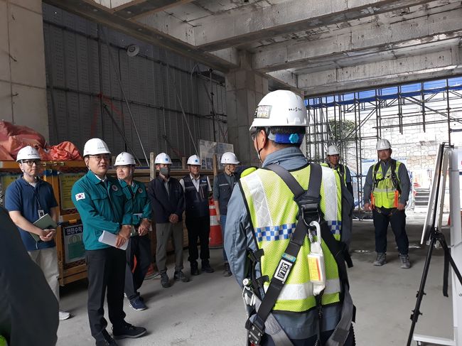 22일 집중 안전점검 현장을 찾아 살피고 있는 정진우 중랑구 부구청장-건축 공사장