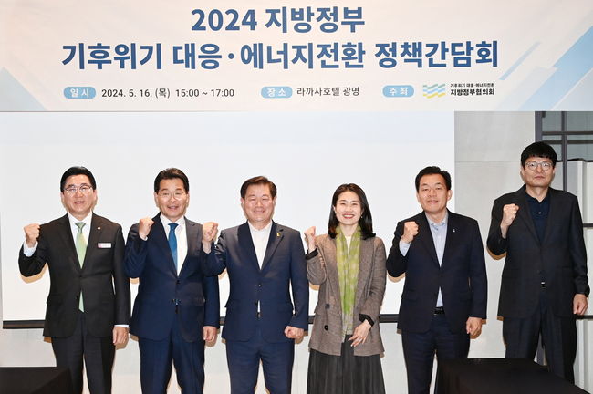 이재준 시장(오른쪽 2번째)과 참석자들이 함께하고 있다.