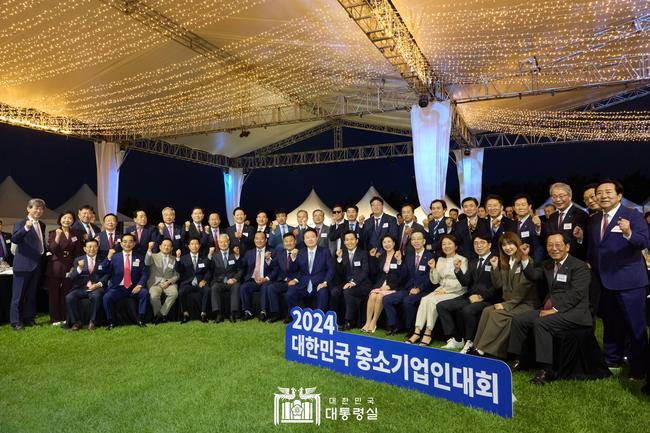 윤석열 대통령은 23일 용산 대통령실 잔디마당에서 열린 `2024 대한민국 중소기업인대회`에 참석해 중소기업인들과 소통의 시간을 가졌다.