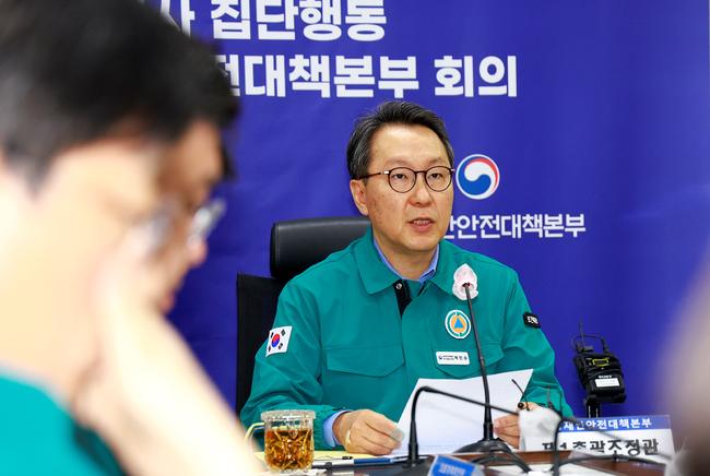 정부는 5월 27 9시 박민수 제1총괄조정관 주재로 의사 집단행동 중앙재난안전대책본부 회의를 개최하여 비상진료체계 운영 현황 의사 집단행동 현황을 점검했다.