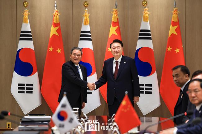 윤석열 대통령이 26일 서울 용산 대통령실에서 리창 중국 국무원 총리와 악수하고 있다.