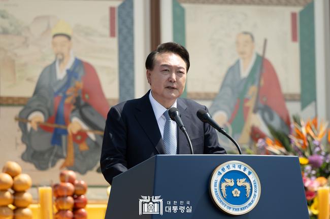 윤석열 대통령 부부는 19일 오전 경기도 양주회암사지에서 열린 `회암사 사리 이운 기념 문화축제 및 삼대화상 다례재`에 참석했다.