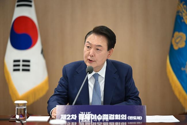 윤석열 대통령이 지 23일 서울 용산 대통령실 청사에서 열린 제2차 경제이슈점검회의에 참석해 발언하고 있다.