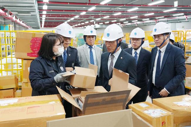 김윤상 기획재정부 차관이 5월 9일 오후 인천공항세관 특송물류센터를 방문, 현장에서 실시간으로 마약이 검출된 마약이 든 택배 상자 처리 과정을 보고 있다.