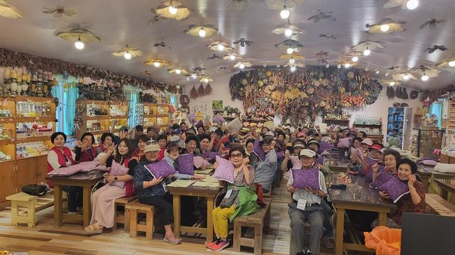 서울 강북구(구청장 이순희) 여성연합회는 지난 11일 홀몸 어르신 60여명을 모시고 경기도 포천에 위치한 허브 아일랜드로 `꽃보다 어르신` 야외 나들이 행사를 다녀왔다.