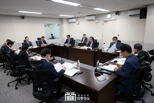 6월 2일 장호진 국가안보실장은 긴급 `국가안전보장회의(NSC) 상임위원회`를 주재하여 최근 북한의 대규모 오물 풍선 살포, 위성항법장치(GPS) 교란, 단거리 미사일 발사 등 우리에 대한 복합도발 관련 대응 방안을 논의했다.