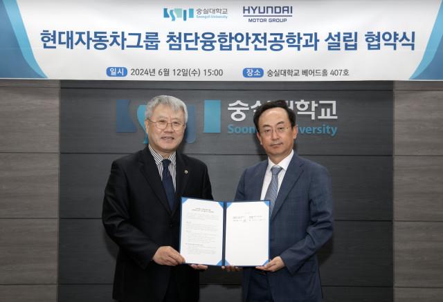 현대차그룹-숭실대학교, 국내 최초 스마트 산업안전 계약학과 설립 협약식. 왼쪽부터 장범식 숭실대 총장과 김걸 현대차그룹 사장이 협약서를 들고 기념 촬영을 하고 있다