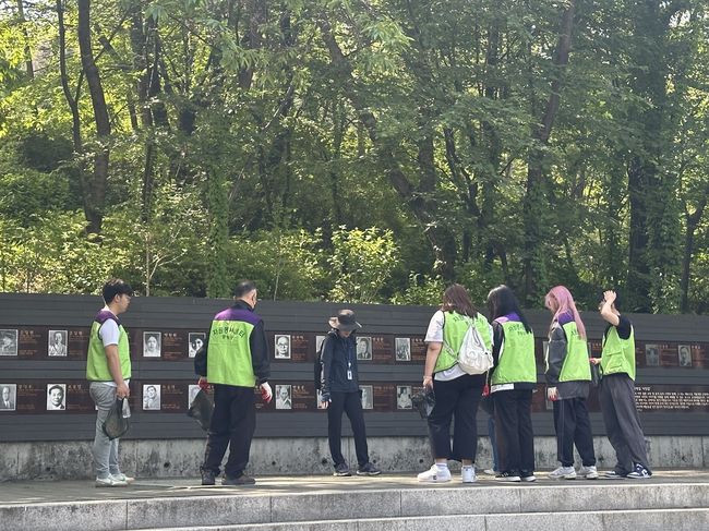 `자원봉사야 놀자` 참가 봉사자들이 향토문화해설사의 설명을 듣고 있다.