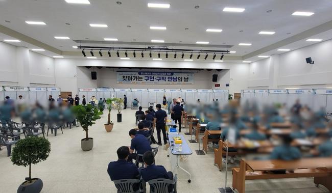 법무부는 18일 오전 10시, 전국 4개 지방교정청 주관으로 `출소예정자를 위한 구인 · 구직 만남의 날` 행사를 동시 개최했다고 밝혔다.