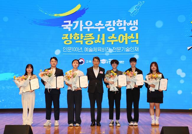 이주호 부총리 겸 교육부 장관은 지난 30일, 대한상공회의소에서 열린 2024년 우수학생 국가장학사업 신규 장학생 장학증서 수여식에 참석했다.