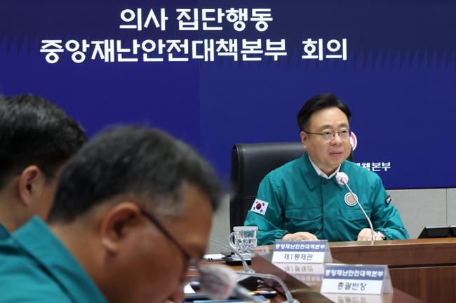 `의사 집단행동 중앙재난안전대책본부``는 7월 2일 조규홍 제1차장 주재로 회의를 개최하여 의료계 집단행동 대응 상황 비상진료체계 운영 현황을 점검했다.