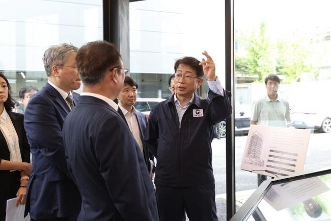박상우 국토교통부 장관이 7월 19일 오전 공간 효율성이 높고 이용자의 안전성이 확보된 오토발렛(Auto-Valet) 기계식주차장이 설치된 현장을 방문했다.
