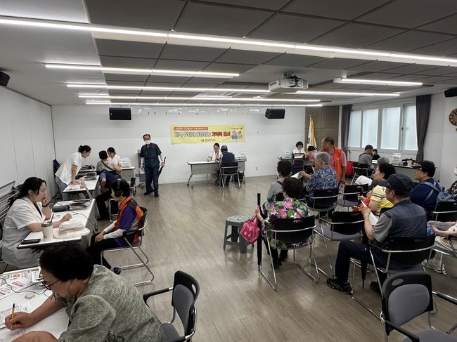 구로4동 `지역주민과 동행하는 기억력 검사` 진행 모습