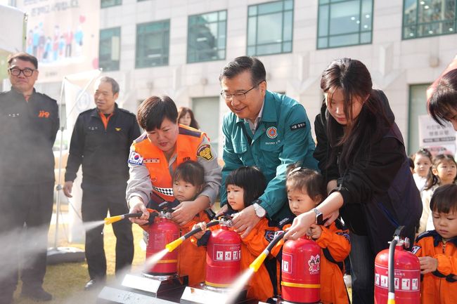 2023년 안전 체험 한마당에서 진행된 물소화기 작동 체험 모습