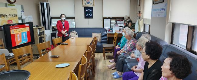 지난해 경로당에서 어르신들이 맞춤형 안전교육을 듣고 있다