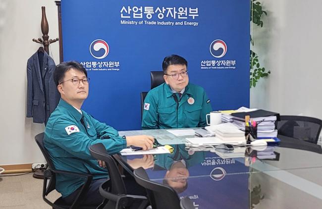 최남호 산업통상자원부 2차관은 2024. 8. 20(화) 16:45 정부서울청사에서 전력거래소, 한국전력공사를 비롯한 에너지 관련 공기업 관계자 등이 화상으로 참석한 가운데 열린 「2024년 여름철 피크 전력수급 준비상황 긴급점검 회의」를 주재하고, 인사말을 한 후 태풍 종다리 진행 경로와 전력수급 영향 검토, 예비력 확보를 위한 비상조치 가동 상황, 남은 여름철 전력수급 전망 등을 점검했다.