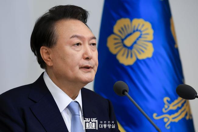 윤석열 대통령이 29일 용산 대통령실 집무실에서 국정브리핑을 하고 있다.